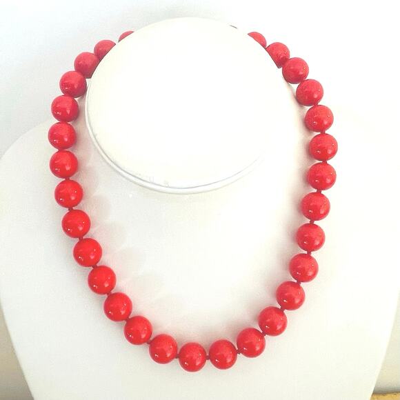 Vintage Red Plastic Single Uniform Strand Round Bead Necklace Mid-Century Modern - Picture 1 of 4